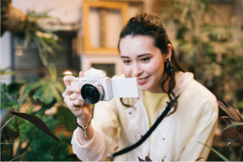 Sony ZV-E10 Mirrorless Camera with 16-50mm f/3.5-5.6 II Lens (White)