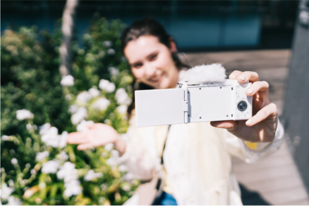 Sony ZV-E10 Mirrorless Camera with 16-50mm f/3.5-5.6 II Lens (White)